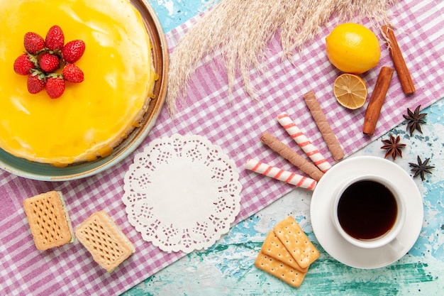 Vista dall'alto deliziosa torta con cialde e tazza di tè sulla superficie blu torta biscotto torta dolce biscotti zucchero tè