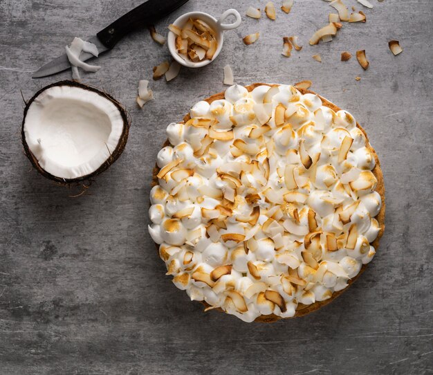 Vista dall'alto deliziosa torta con cocco