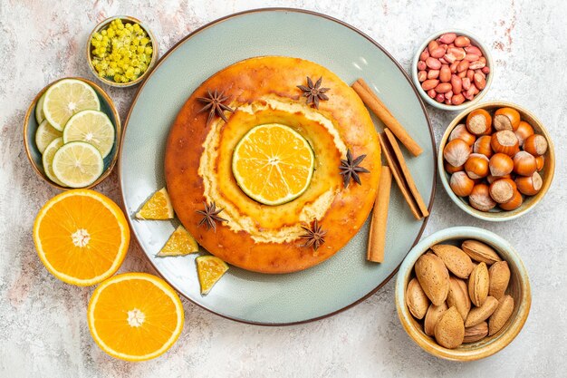 Vista dall'alto deliziosa torta con noci e agrumi freschi su sfondo bianco frutta dolce torta di noci torta biscotto