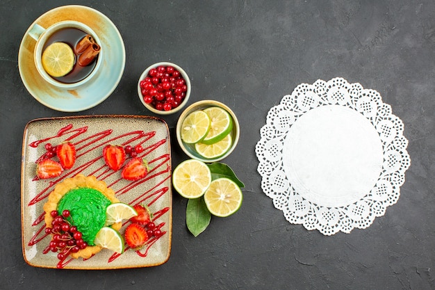 Vista dall'alto deliziosa torta con tè e frutta