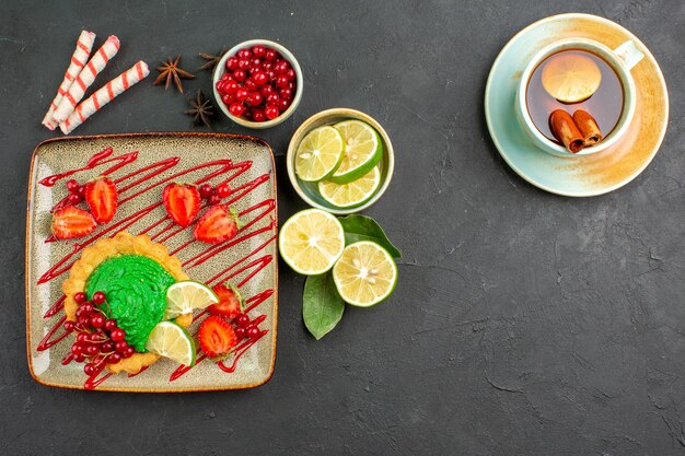 Vista dall'alto deliziosa torta con tè e frutta