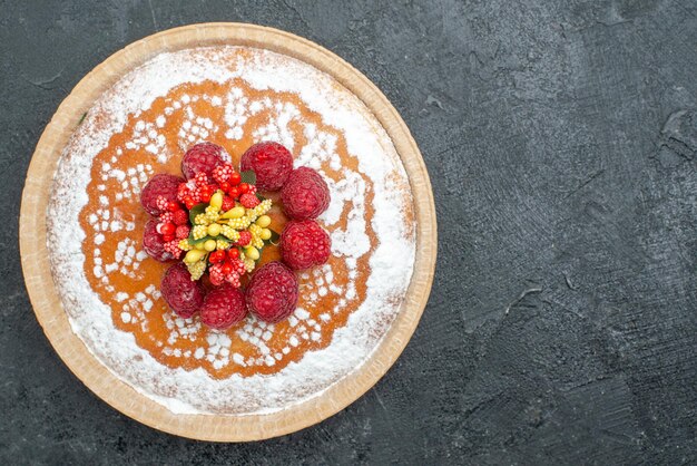 Vista dall'alto deliziosa torta con zucchero in polvere e lamponi su sfondo grigio torta torta frutta bacche biscotto dolce