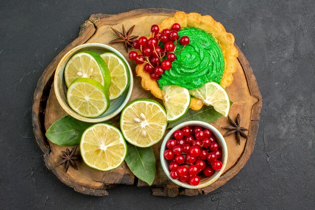 Vista dall'alto deliziosa torta cremosa con frutta fresca