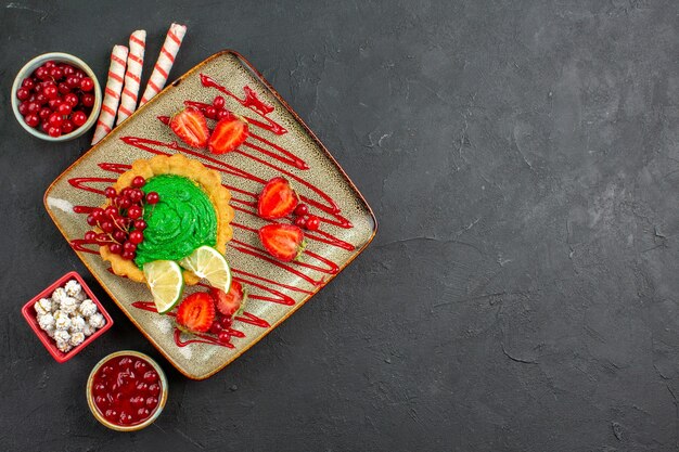 Vista dall'alto deliziosa torta cremosa con frutta