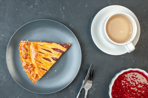 Vista dall'alto deliziosa torta di frutta con marmellata su pasta scura dessert biscotto torta di zucchero cuocere la torta di tè dolce