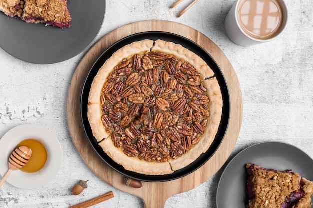 Vista dall'alto deliziosa torta di noci pecan pronta per essere servita