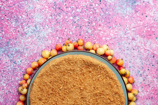 Vista dall'alto deliziosa torta rotonda all'interno del piatto con ciliegie dolci foderate su rosa brillante scrivania torta biscotto dolce cuocere lo zucchero