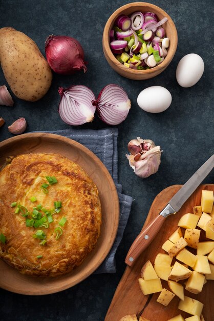 Vista dall'alto deliziosa tortilla spagnola ancora in vita