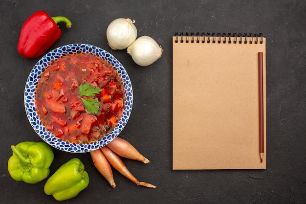 Vista dall'alto deliziosa zuppa di barbabietola borsch ucraina con verdure fresche nello spazio buio dark