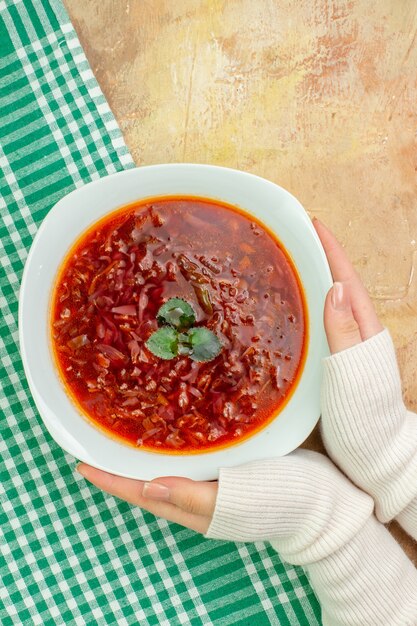 Vista dall'alto deliziosa zuppa di barbabietola rossa ucraino borsch