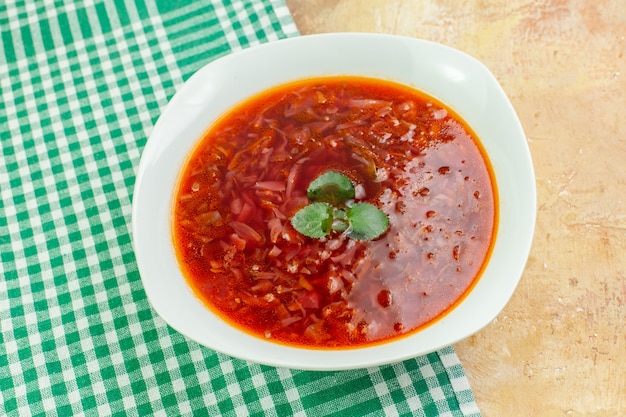 Vista dall'alto deliziosa zuppa di barbabietola rossa ucraino borsch