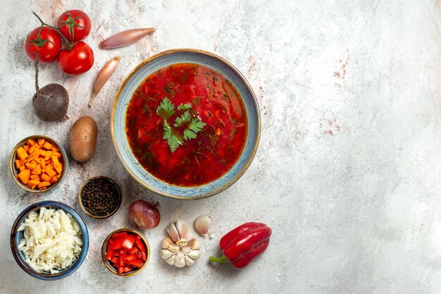 Vista dall'alto deliziosa zuppa di barbabietola ucraina famosa borsch su spazio bianco