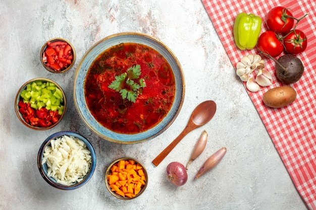 Vista dall'alto deliziosa zuppa di barbabietola ucraina famosa borsch su spazio bianco