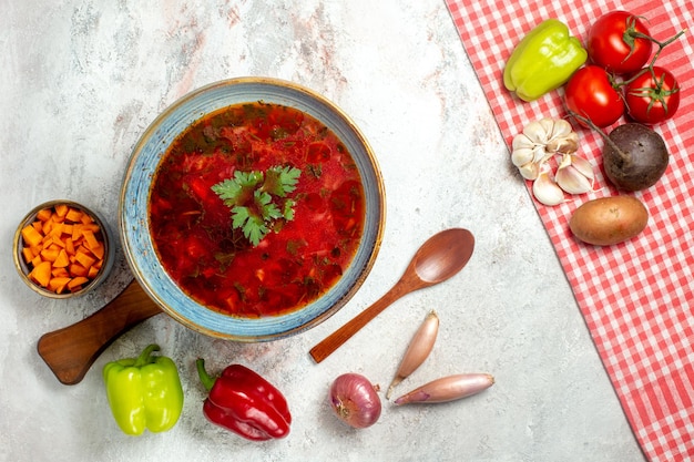 Vista dall'alto deliziosa zuppa di barbabietola ucraina famosa borsch sulla scrivania bianca