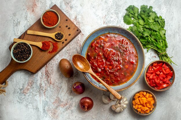 Vista dall'alto deliziosa zuppa di barbabietola ucraino borsch con verdure su spazio bianco