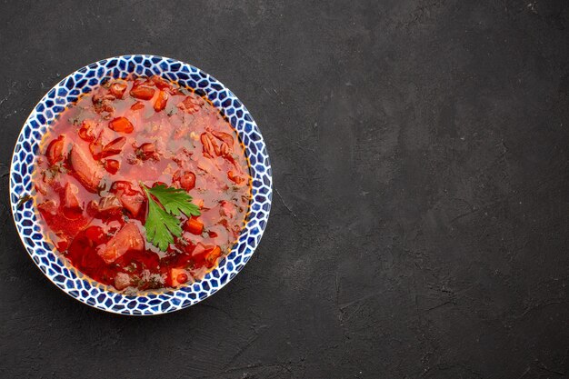 Vista dall'alto deliziosa zuppa di barbabietola ucraino borsch sullo spazio buio