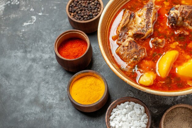 Vista dall'alto deliziosa zuppa di carne con condimenti diversi