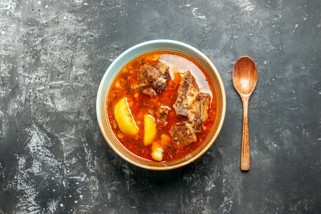 Vista dall'alto deliziosa zuppa di carne con patate all'interno del piatto