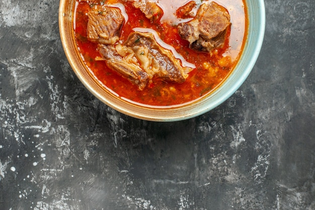 Vista dall'alto deliziosa zuppa di carne con patate all'interno del piatto