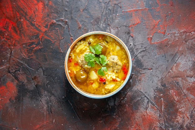 Vista dall'alto deliziosa zuppa di carne con patate e riso all'interno del piatto sulla superficie scura cena cibo cucina gusto pasto piatto ristorante cucina