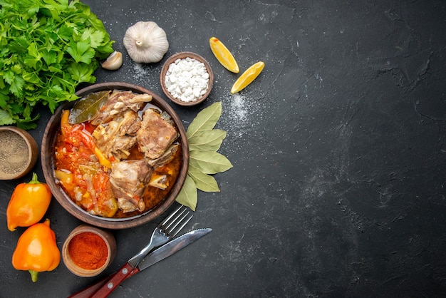 Vista dall'alto deliziosa zuppa di carne con verdure su carne scura colore salsa grigia pasto cibo caldo piatto di patate