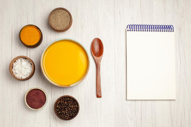 Vista dall'alto deliziosa zuppa di crema con diversi condimenti su scrivania in legno bianco zuppa di salsa pasto crema cena piatto