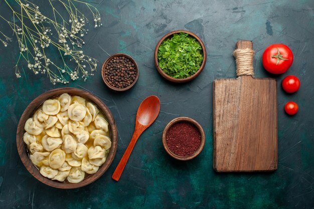 Vista dall'alto deliziosa zuppa di gnocchi con condimenti su pasta vegetale di carne di cibo zuppa di superficie verde scuro