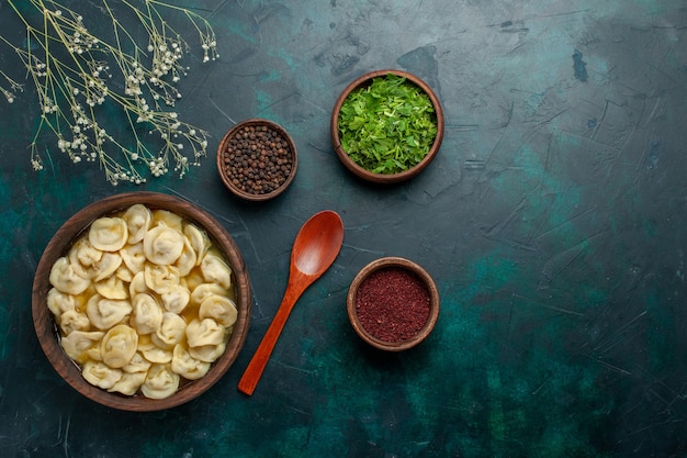 Vista dall'alto deliziosa zuppa di gnocchi con condimenti su sfondo verde scuro zuppa di carne di cibo di pasta vegetale