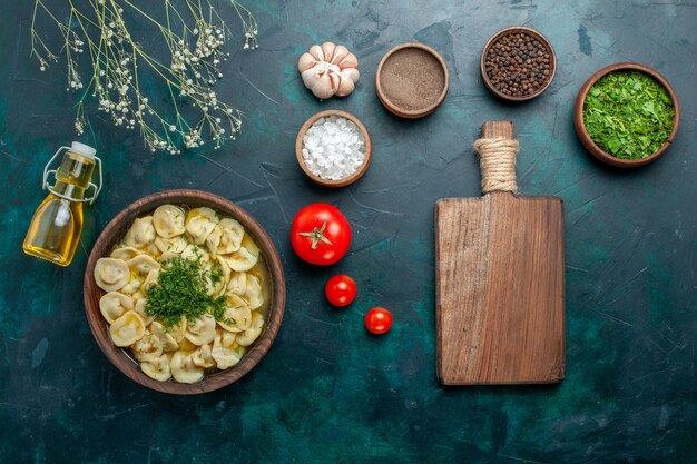 Vista dall'alto deliziosa zuppa di gnocchi con condimenti sulla carne di pasta di zuppa di farina di superficie verde