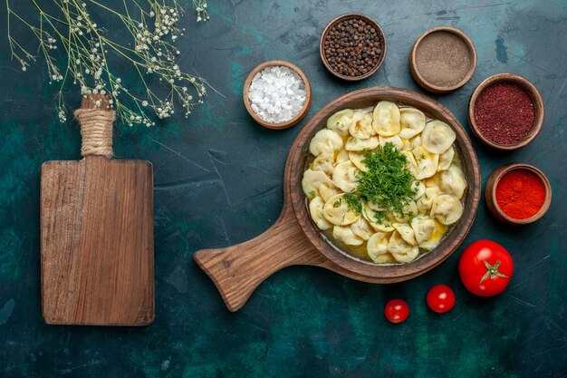 Vista dall'alto deliziosa zuppa di gnocchi con condimenti sulla zuppa di pasta vegetale di carne di superficie verde