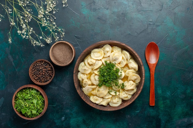 Vista dall'alto deliziosa zuppa di gnocchi con diversi condimenti e verdure su sfondo scuro zuppa di pasta vegetale cibo