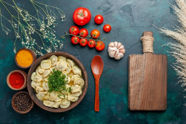 Vista dall'alto deliziosa zuppa di gnocchi con diversi condimenti su cibo a base di carne vegetale di pasta per minestra verde scuro