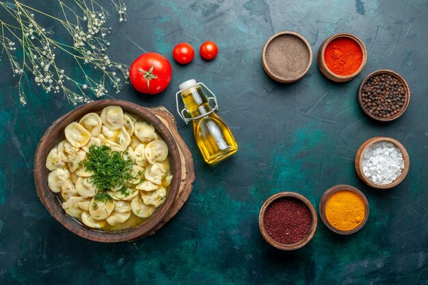 Vista dall'alto deliziosa zuppa di gnocchi con diversi condimenti su uno sfondo verde pasta pasto minestra carne cibo vegetale