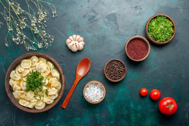 Vista dall'alto deliziosa zuppa di gnocchi con diversi condimenti sulla superficie verde scuro zuppa di carne di cibo impasto vegetale