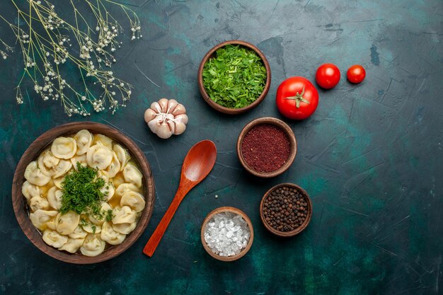 Vista dall'alto deliziosa zuppa di gnocchi con diversi condimenti sulla superficie verde zuppa di carne di cibo vegetale impasto