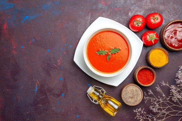 Vista dall'alto deliziosa zuppa di pomodoro con condimenti su zuppa di farina di pomodoro salsa di pomodoro scuro