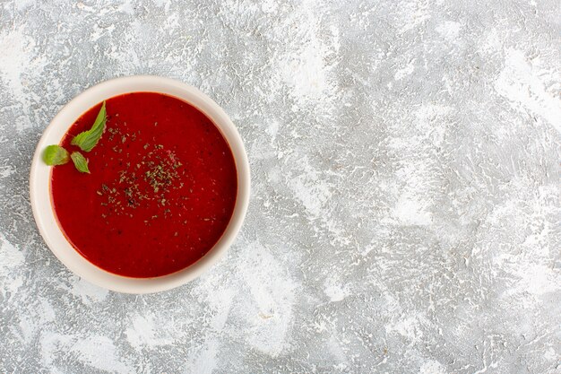 Vista dall'alto deliziosa zuppa di pomodoro sulla tavola grigia, verdura cena pasto zuppa