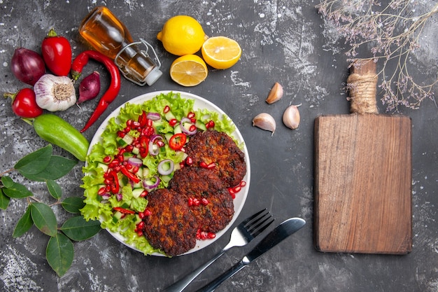 Vista dall'alto deliziose cotolette di carne con insalata fresca