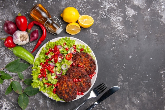 Vista dall'alto deliziose cotolette di carne con insalata fresca