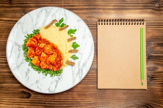 Vista dall'alto deliziose fette di carne con purè di patate e verdure su una scrivania in legno piatto di patate con farina di pane