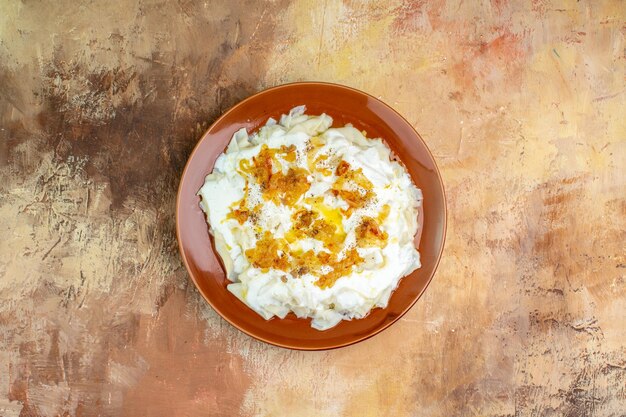 Vista dall'alto deliziose fette di pasta con yogurt e olio su superficie chiara