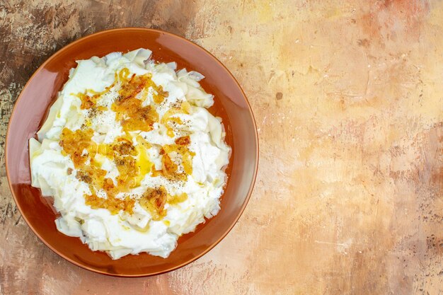 Vista dall'alto deliziose fette di pasta con yogurt e olio sulla scrivania leggera