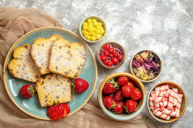 Vista dall'alto deliziose fette di torta con fragole fresche in luce