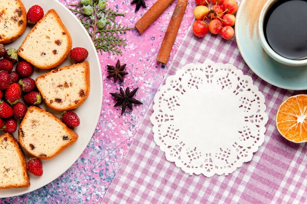 Vista dall'alto deliziose fette di torta con fragole rosse e caffè sulla torta rosa scrivania cuocere zucchero a torta di colore biscotto dolce