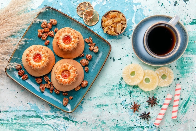 Vista dall'alto deliziose torte con biscotti caffè e noci dolci sulla superficie azzurra cuocere zucchero dolce torta biscotto