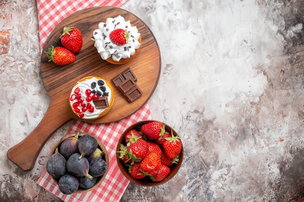 Vista dall'alto deliziose torte con frutta fresca su sfondo chiaro