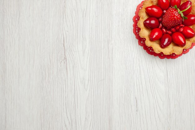 Vista dall'alto deliziose torte con frutta sulla scrivania bianca