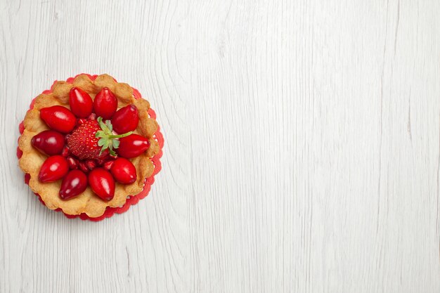 Vista dall'alto deliziose torte con frutta sulla scrivania bianco chiaro