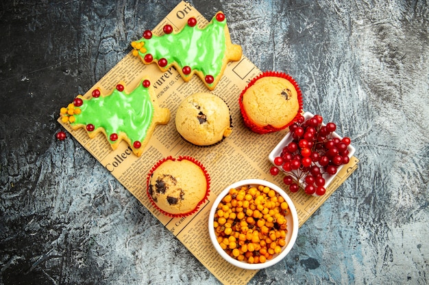 Vista dall'alto deliziose torte con frutti di bosco freschi