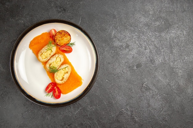 Vista dall'alto deliziose torte di patate con zucca all'interno del piatto sullo sfondo grigio forno cuocere fetta di cena piatto colorato